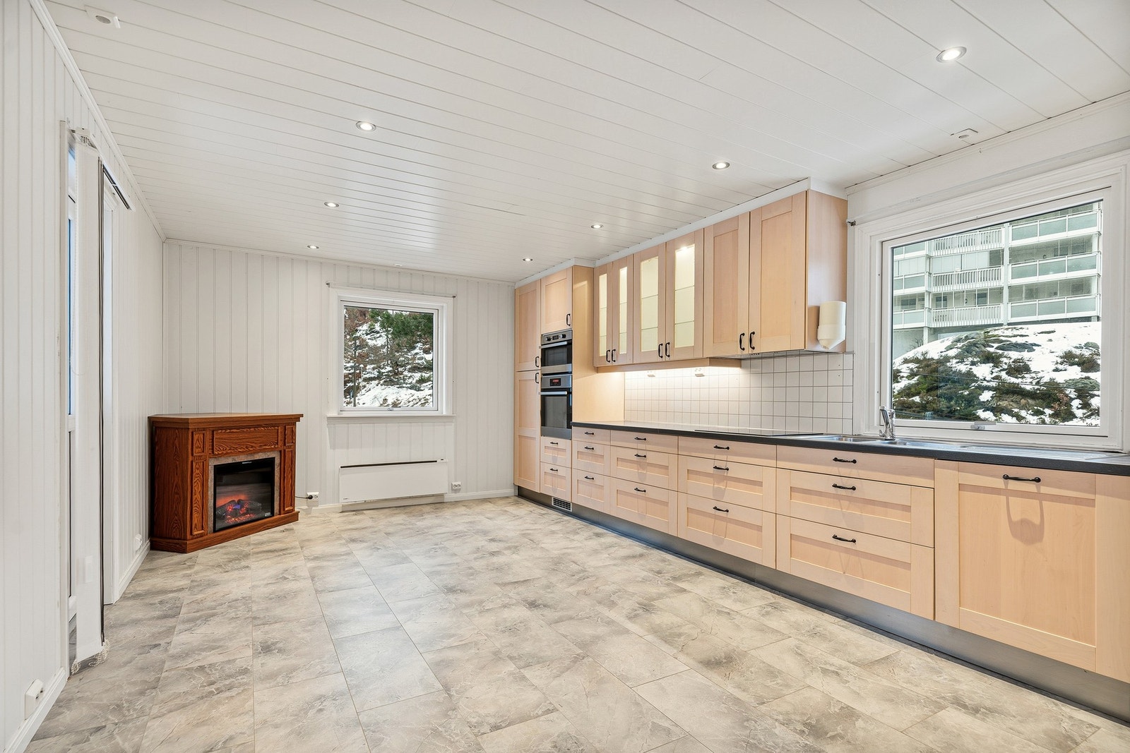 I 1. etasje har boligen et stort kjøkken med egen spiseplass, gode arbeidsflater og mye oppbevaring. Galleribilde