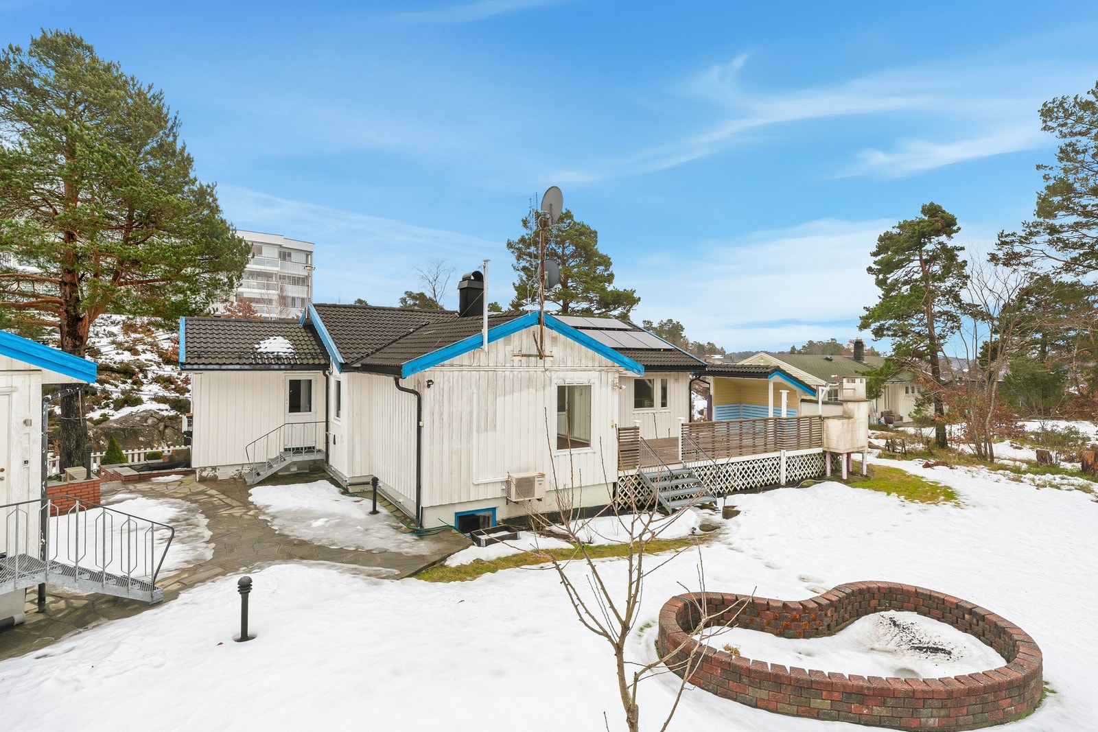 Hagen innbyr til lek for de minste, med god plass til ballspill, trampoline og lekeapparater. Galleribilde