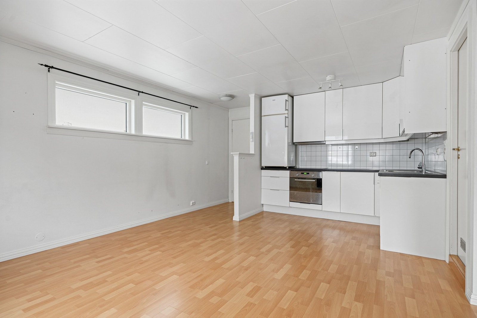 Utleiedelen har åpen stue og kjøkkenløsning. Galleribilde