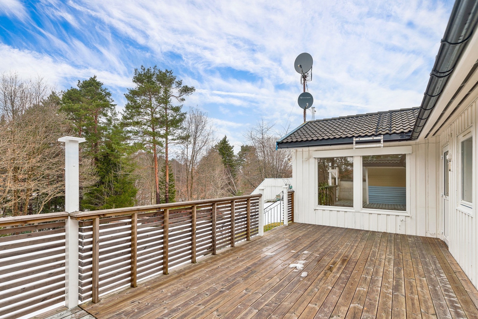 Stuen forlenges av en stor terrasse som måler ca. 33 kvm. Galleribilde