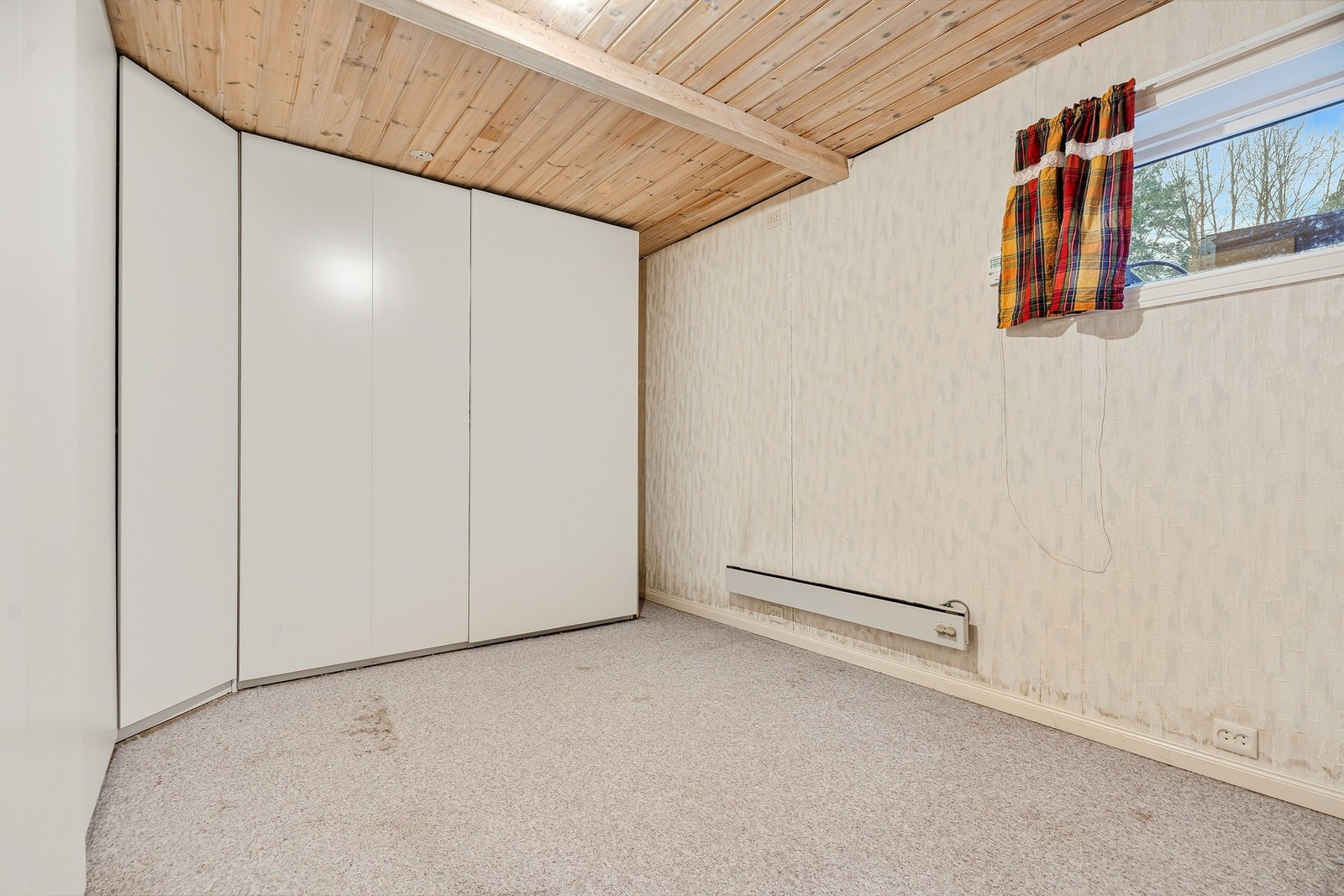 En av bodene i underetasjen benyttes i dag som garderobe. Galleribilde