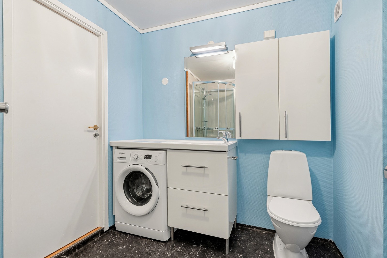 Utleiedelen i underetasjen har et bad fra 2011, innredet med god skapplass og opplegg for vaskemaskin. Galleribilde