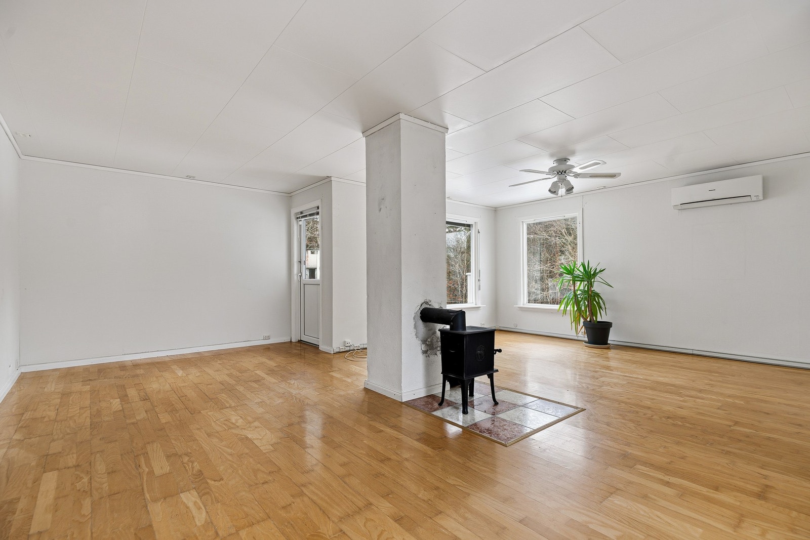 Med både vedovn og varmepumpe får man det lunt og godt i stuen. Galleribilde