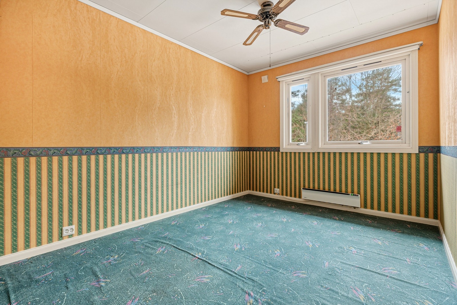 Hovedsoverommet innredes enkelt med dobbeltseng og tilhørende nattbord. Galleribilde