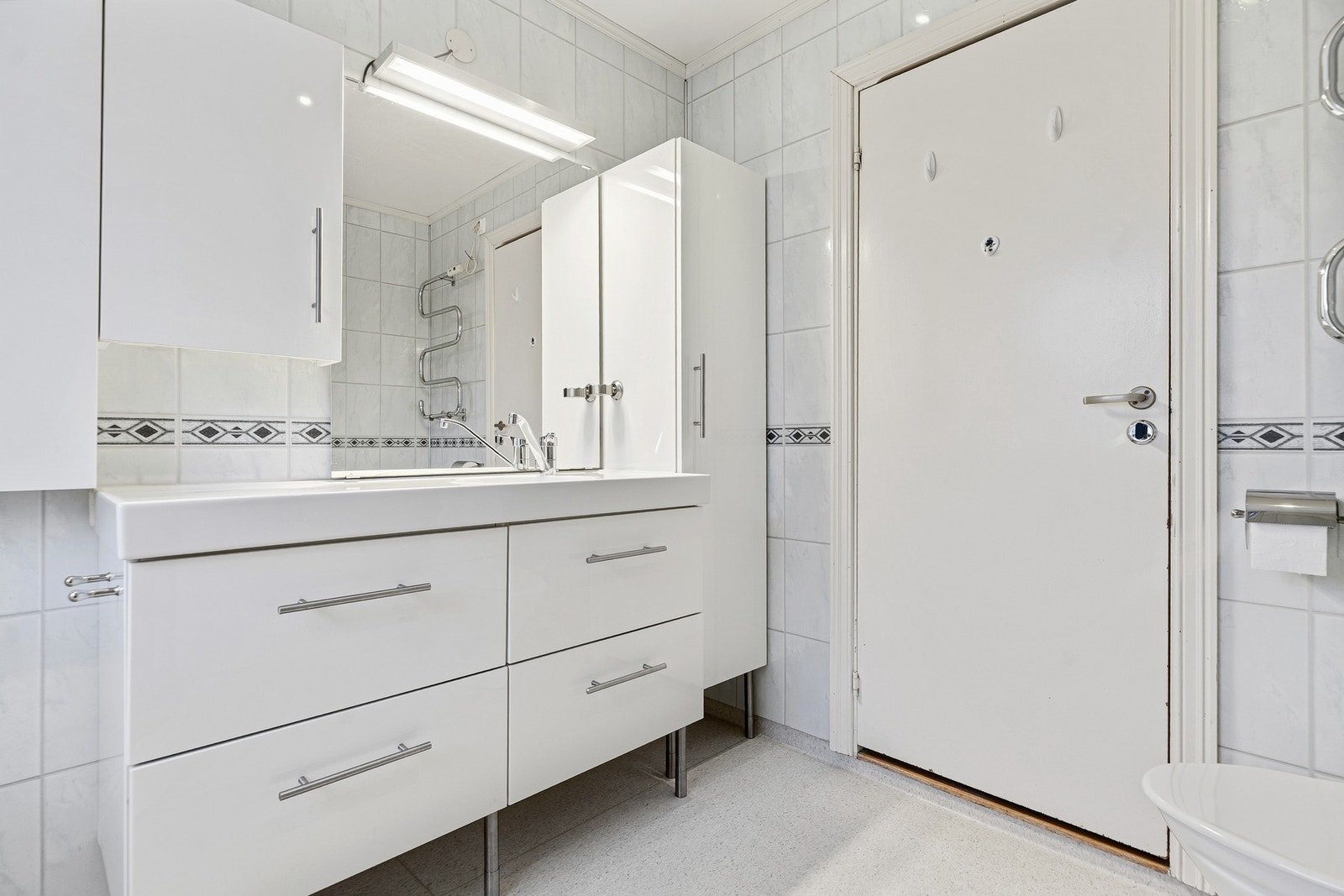 Skapene gir god plass til oppbevaring av håndklær og hygieneartikler. Galleribilde