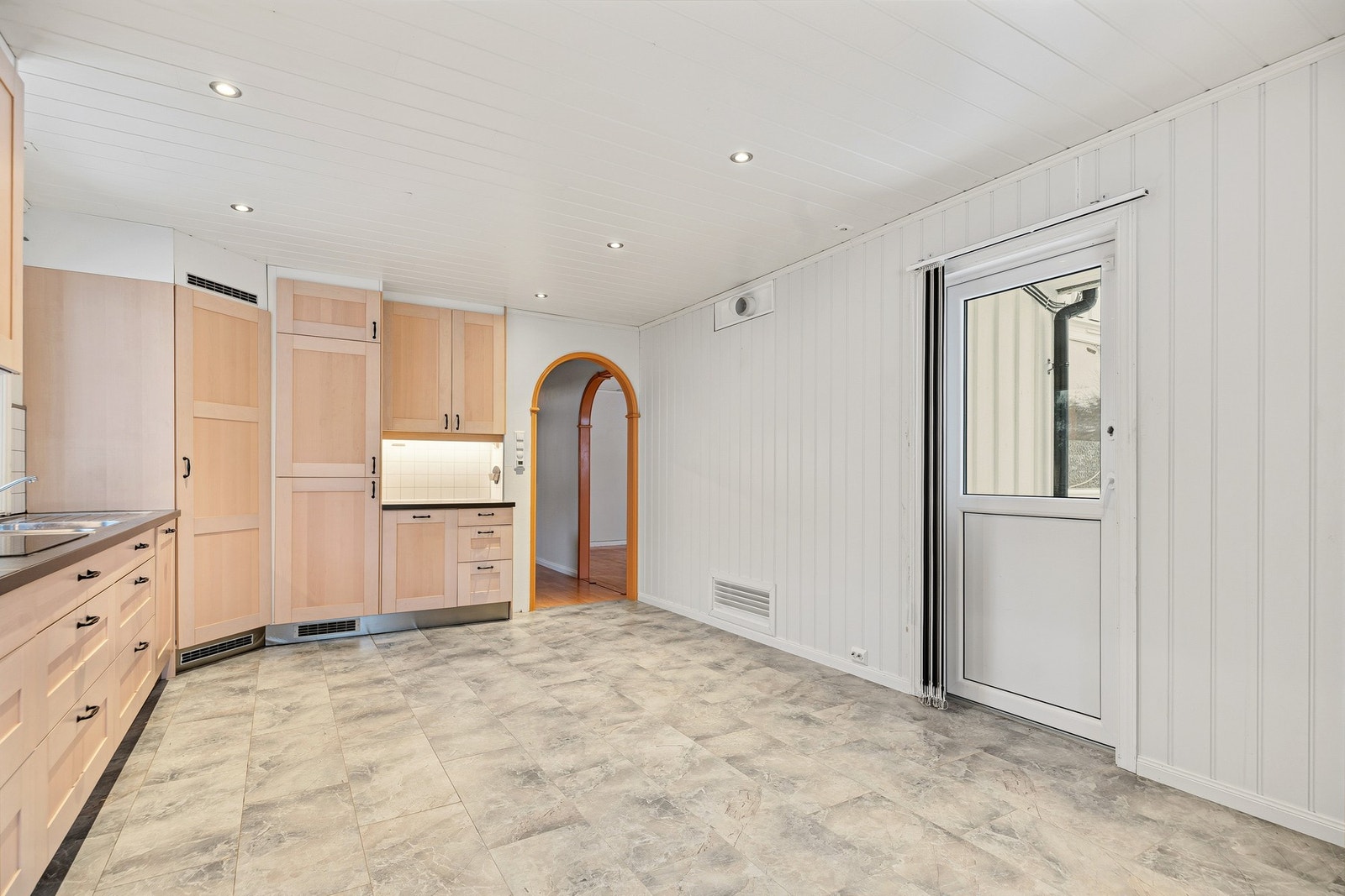 Kjøkkenet har egen utgang til uteområdene. Galleribilde