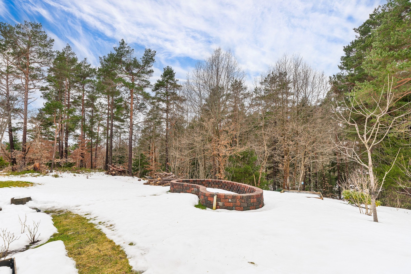 Tomten er over 1,2 mål, i grensen til et grønt friområde. Galleribilde