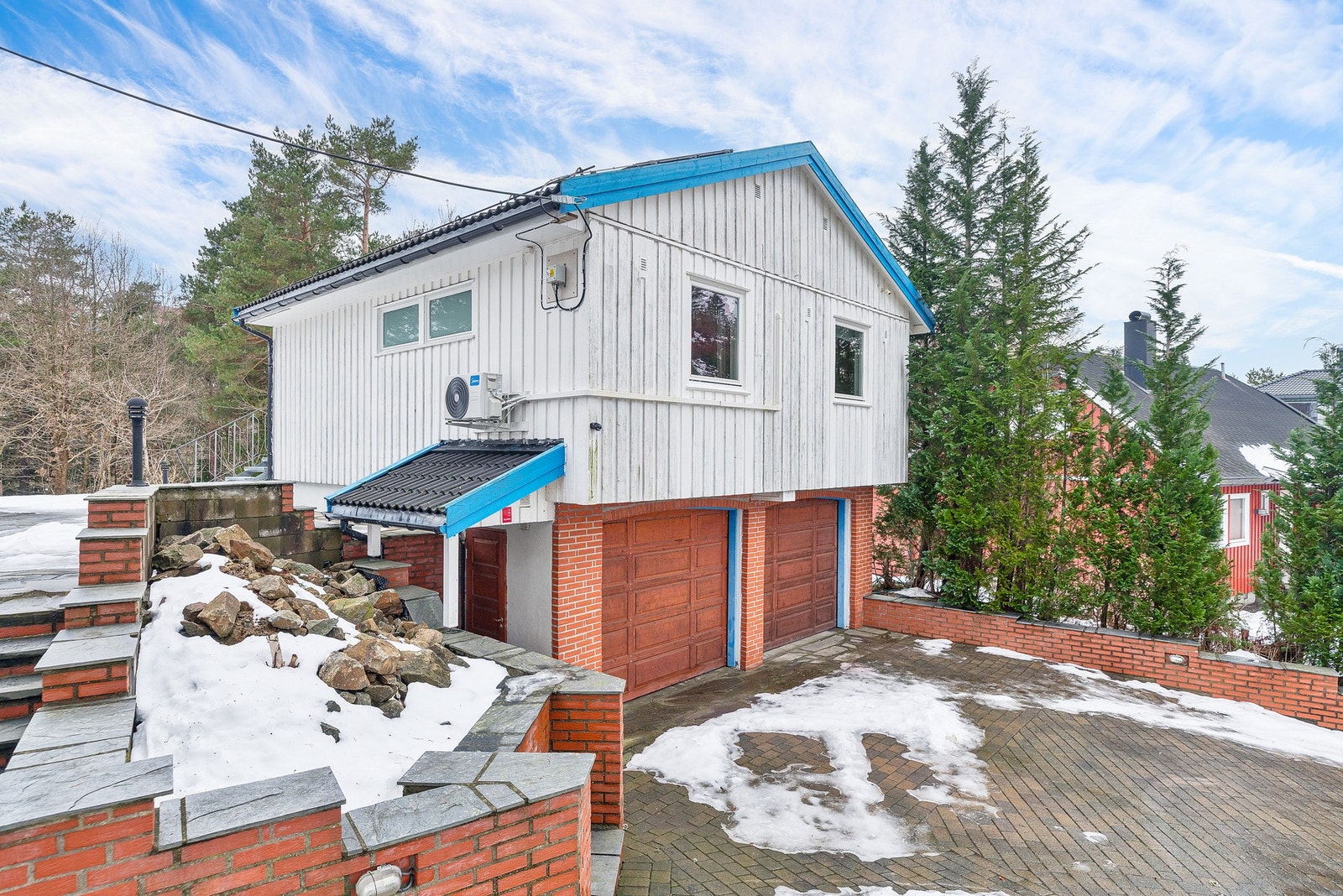 På eiendommen står det en frittstående dobbelgarasje med utleiedel i øverste etasje. Galleribilde