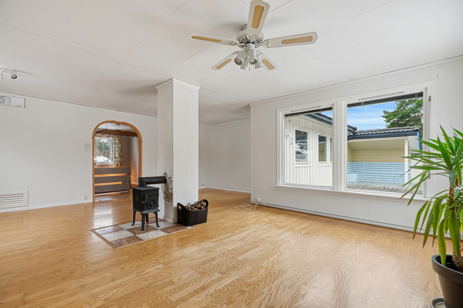 Stuen får godt med naturlig lys fra to sider. Galleribilde