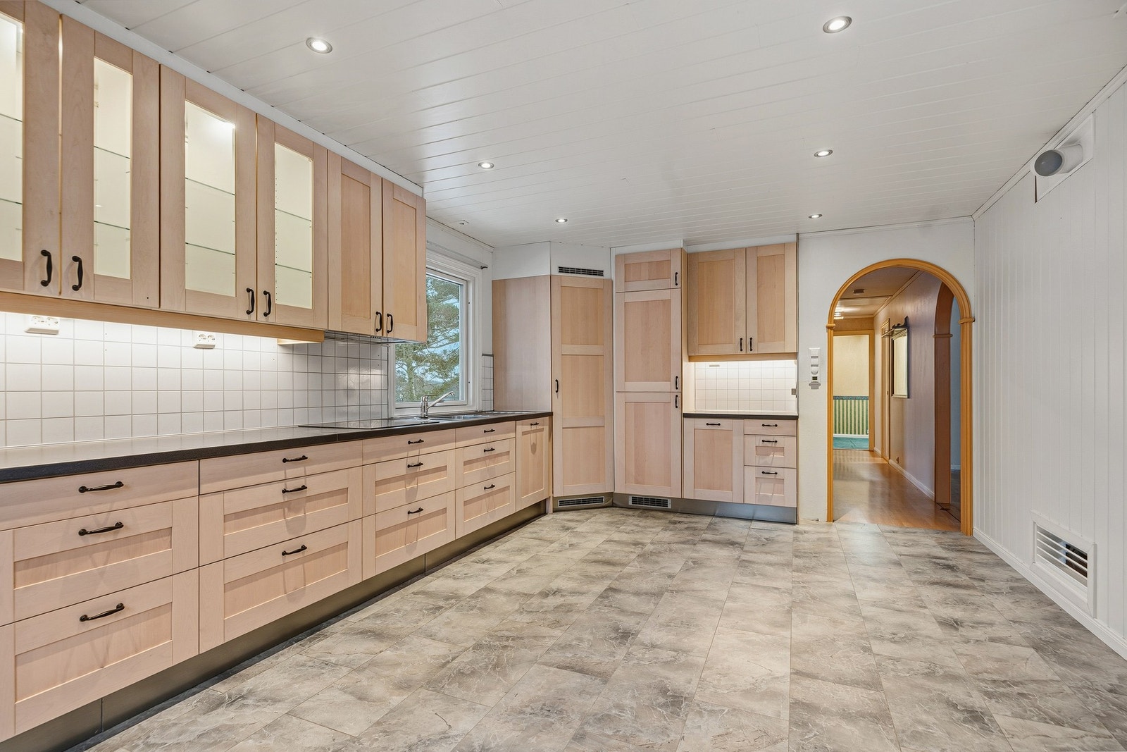 Alle hvitevarene er integrerte, inkludert mikrobølgeovn, oppvaskmaskin og eget fryseskap. Galleribilde