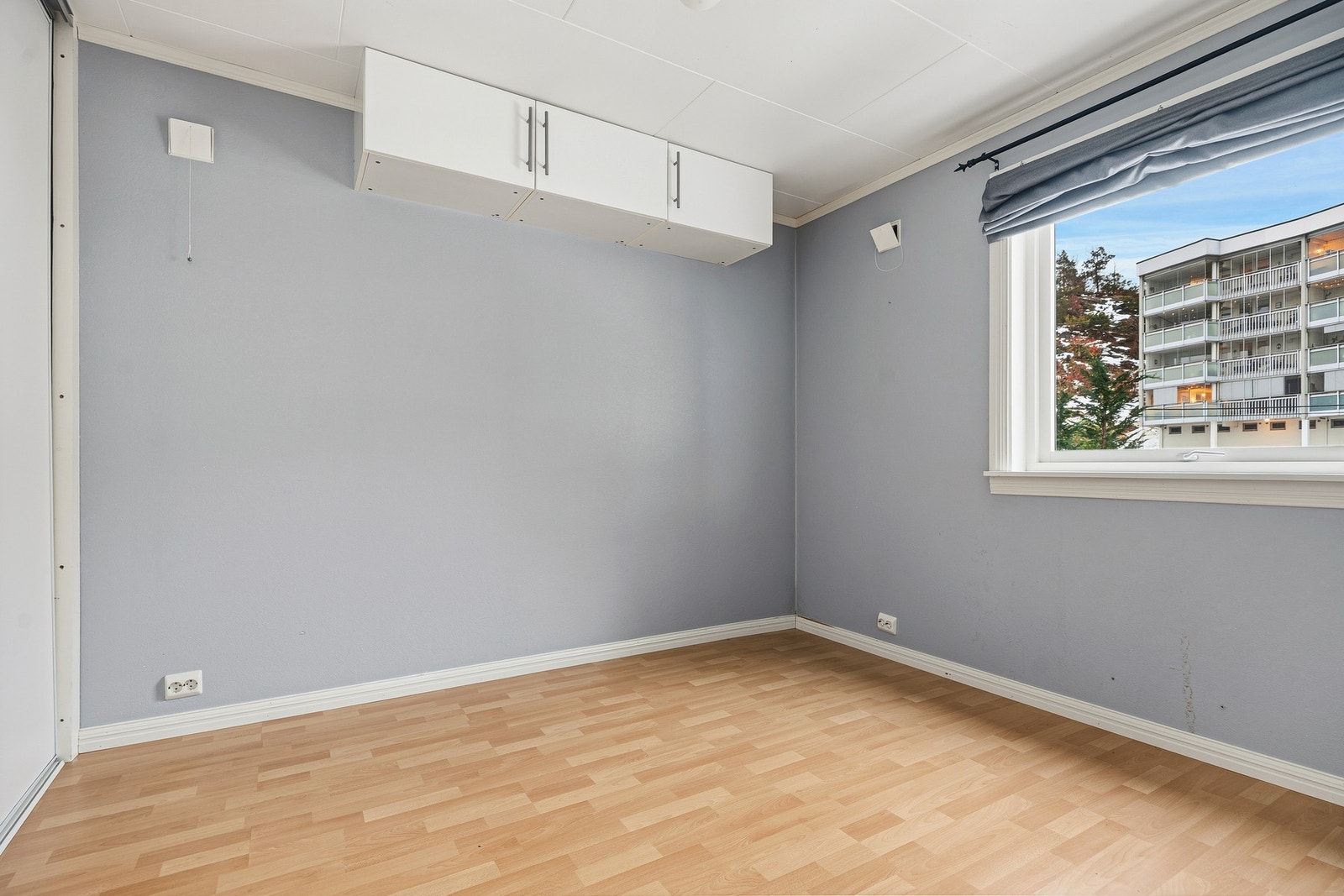 Utleiedelen i garasjen har skyvedørsgarderobe på soverommet. Galleribilde