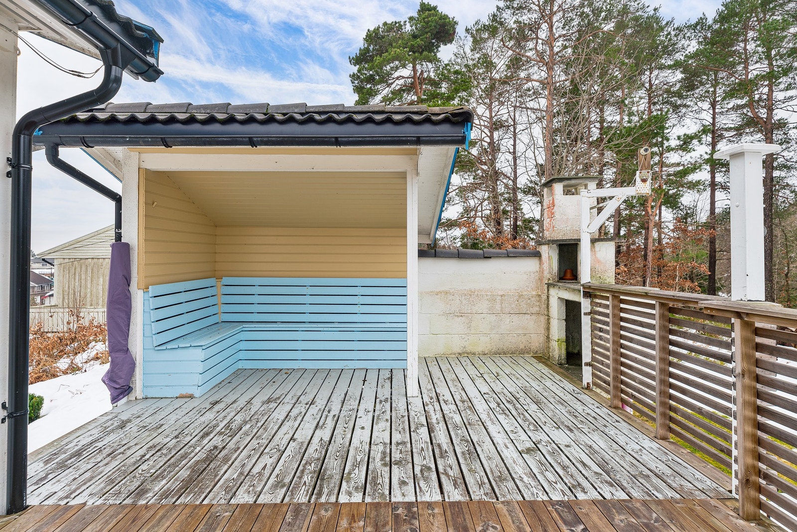 Terrassen har en lun og koselig krok med plassbygd sittebenk. Galleribilde