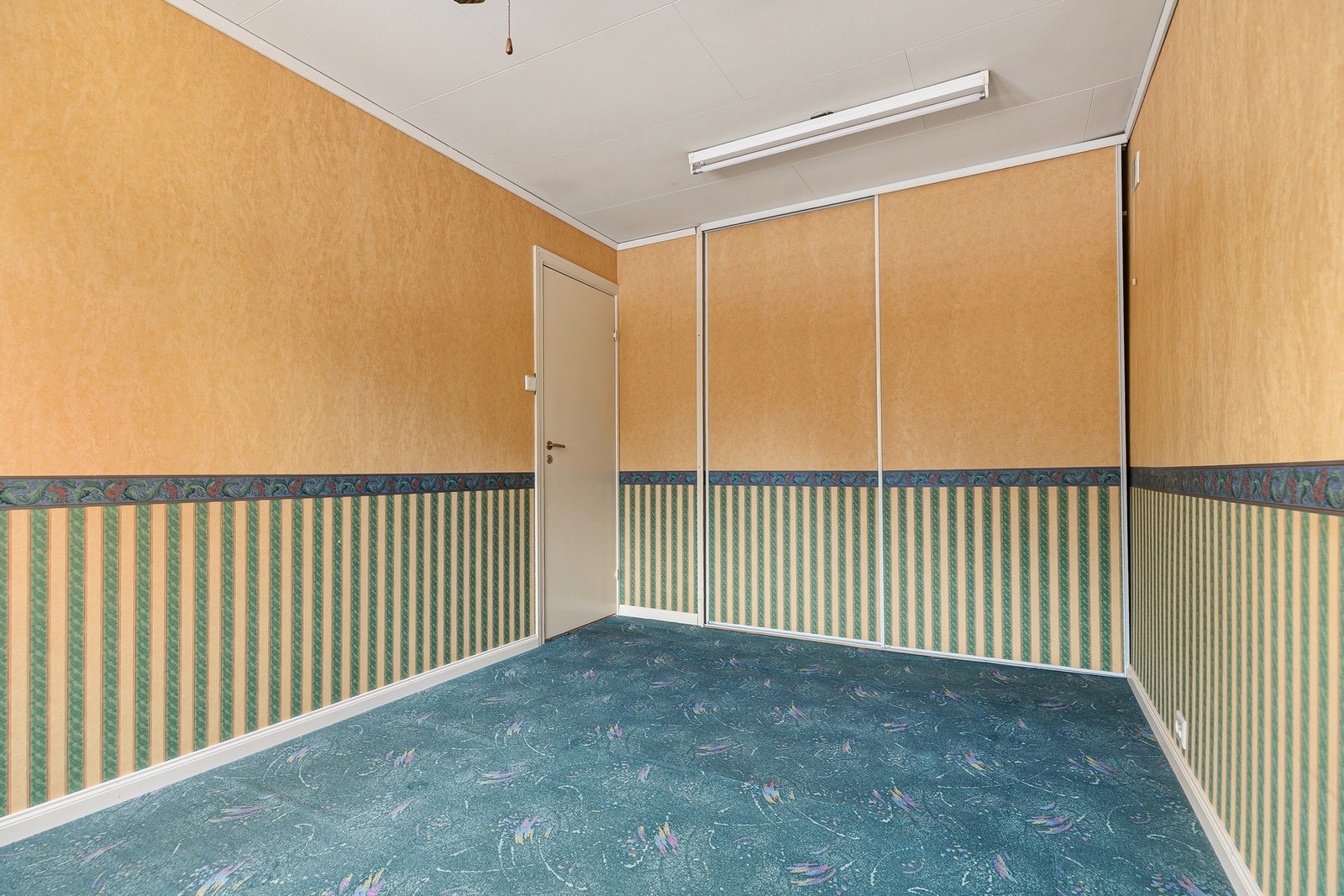 Langs den ene veggen har hovedsoverommet mye oppbevaring i en plassbygget skyvedørsgarderobe. Galleribilde