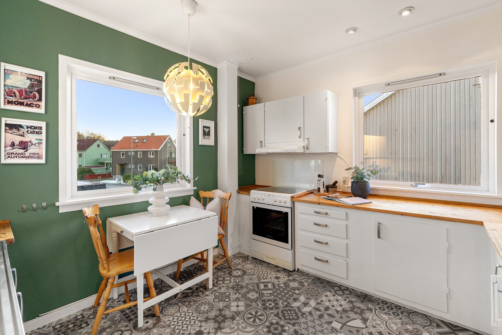 Stedbygget kjøkkenbenk med mye sjel Galleribilde