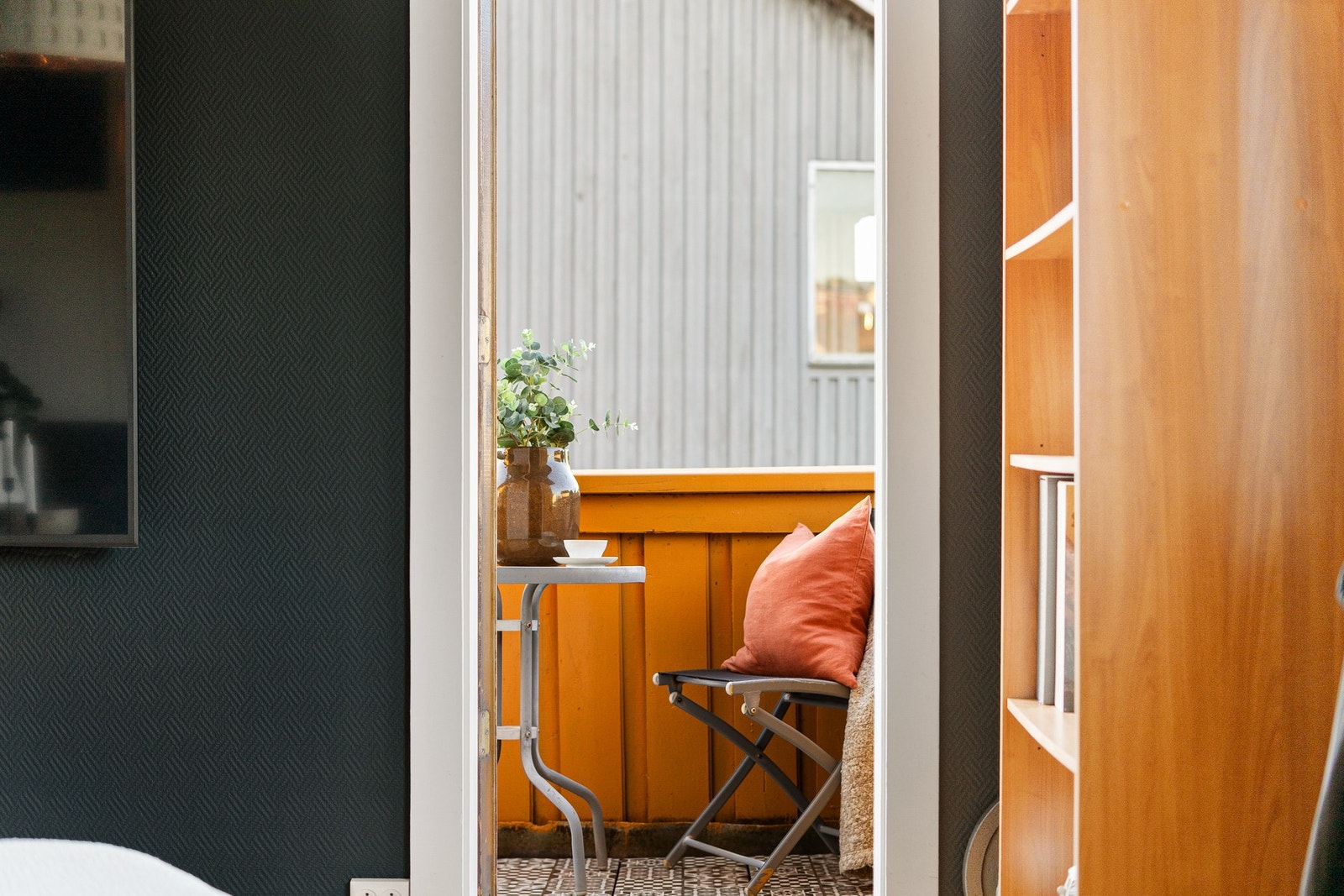 Utgang til en sørvendt balkong fra stuen Galleribilde