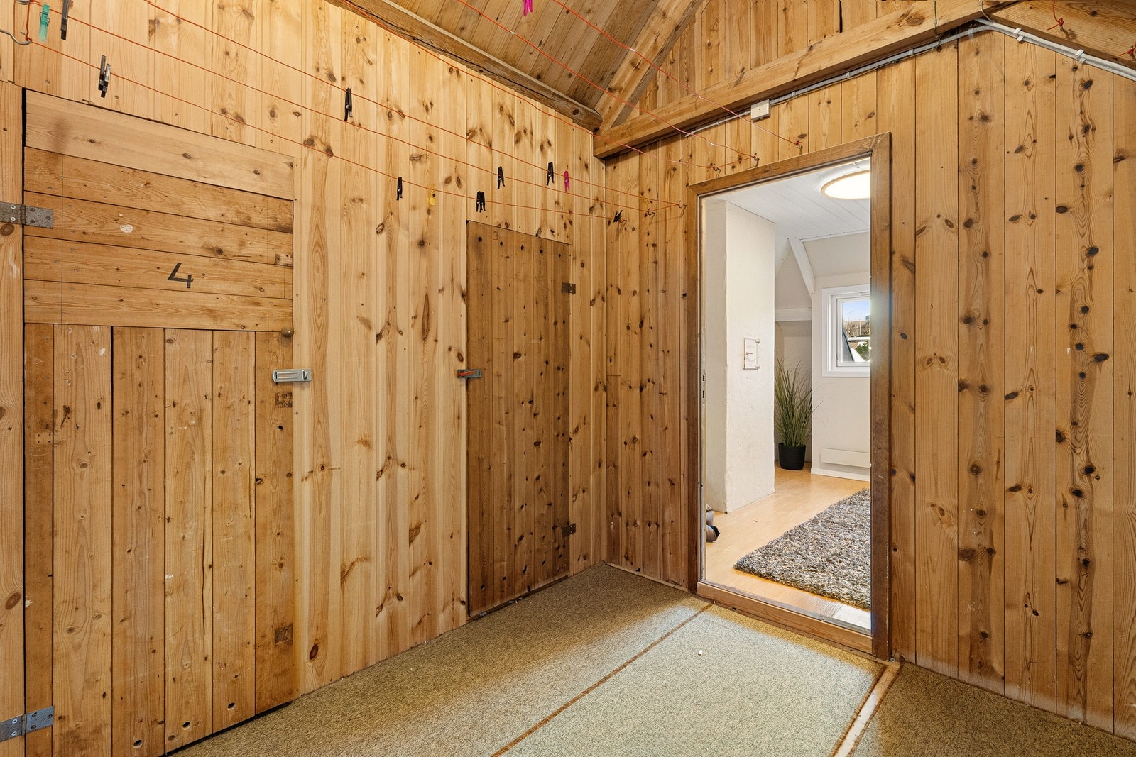 Fra loftetasjen har man tilgang til en felles gang som leder videre til et ekstra soverom som kun hører til denne leiligheten (bod nr 4 hører også til) Galleribilde