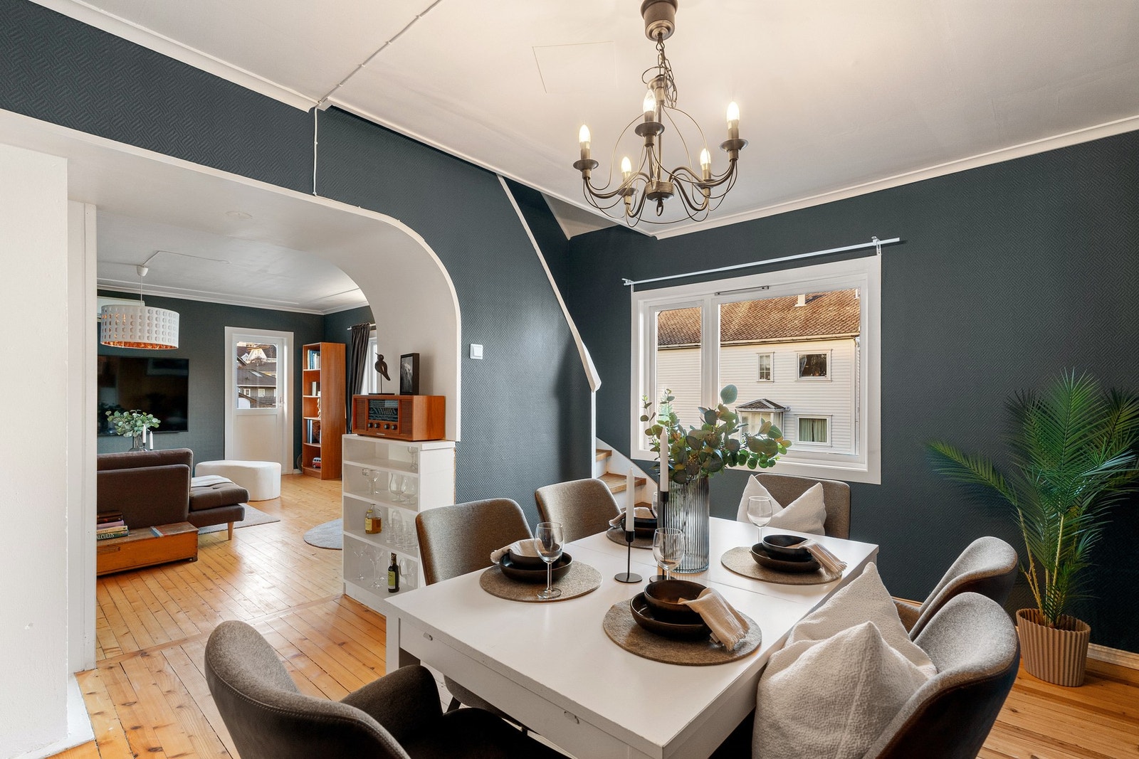 Stuen er delt inn i spisestue og tv-stue. Spisestuen var opprinnelig et soverom før det ble satt inn trapp opp til loftet. Galleribilde