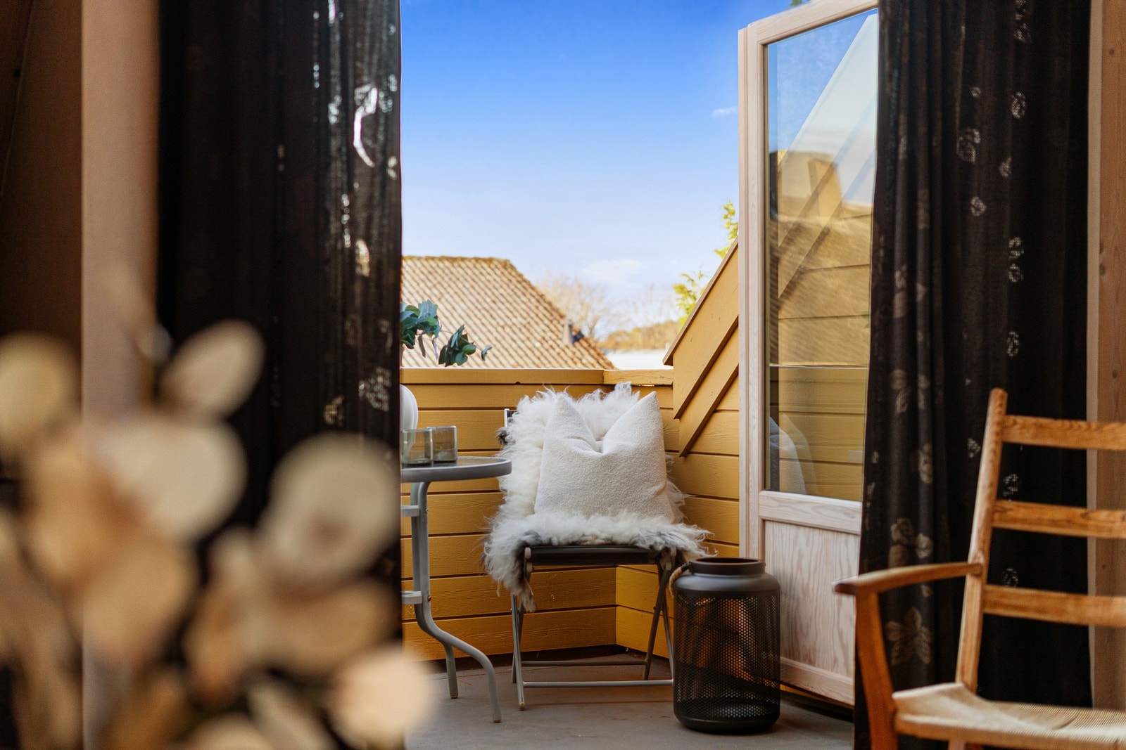 Balkongen er ut mot vest som gir ettermiddag- og kveldssol. Galleribilde