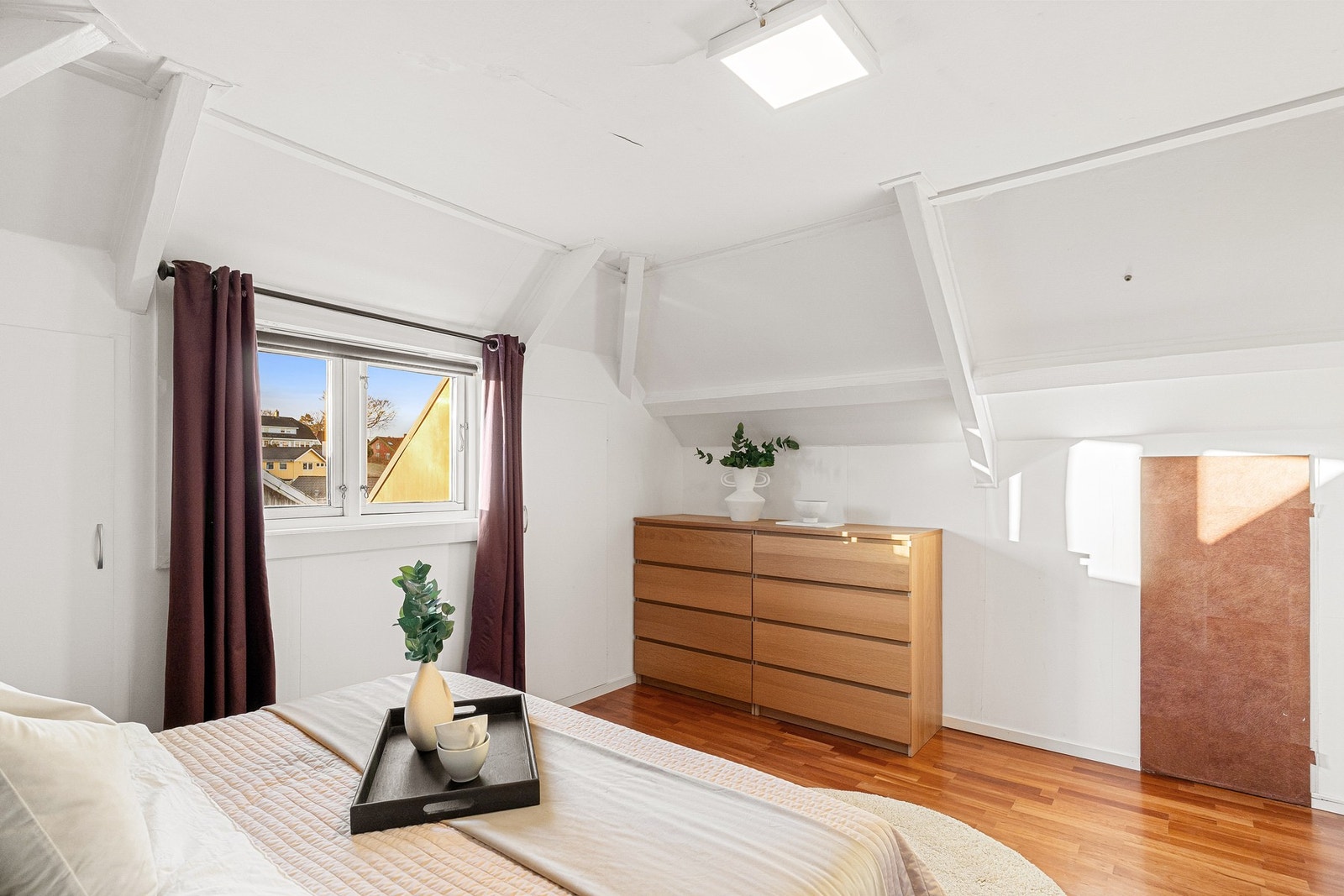 God lagring i knekott og stedbygde skap. Galleribilde