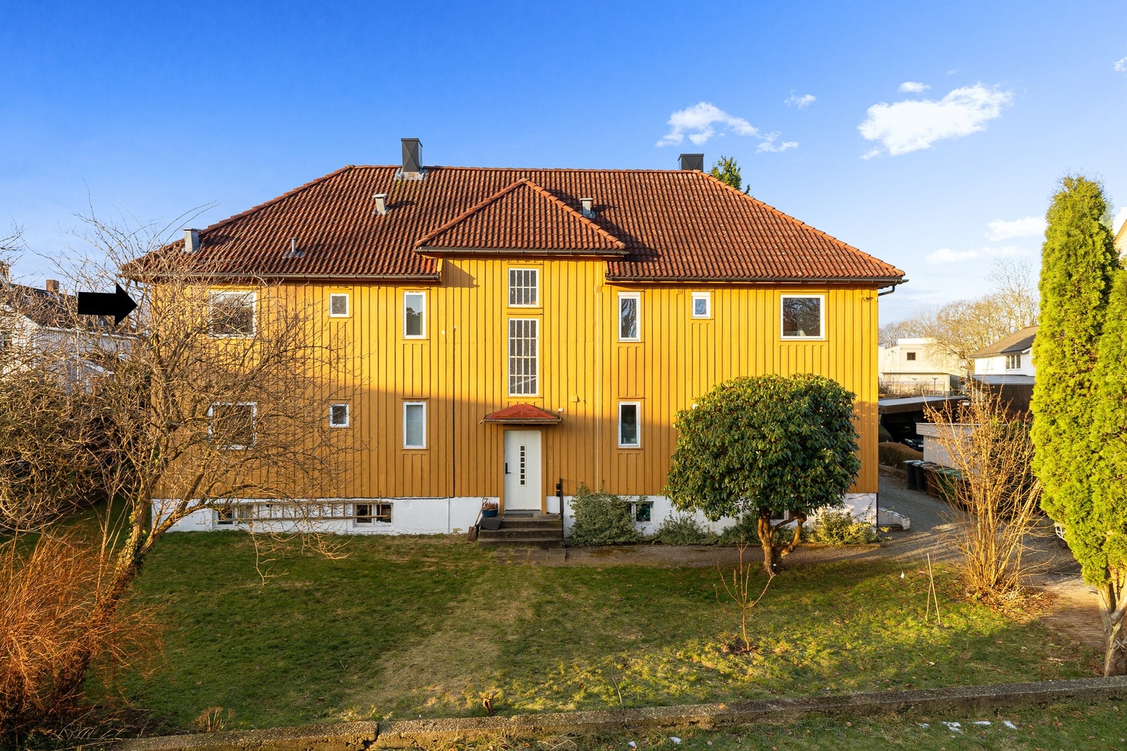 En sjarmerende og stor leilighet beliggende med sentral beliggenhet i et klassisk trehus med 4 boenheter. Galleribilde