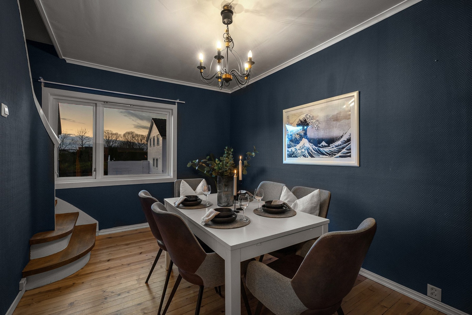 God plass til å samle gjester eller familie på middag. Herfra er trappen opp til loftetasjen. Galleribilde