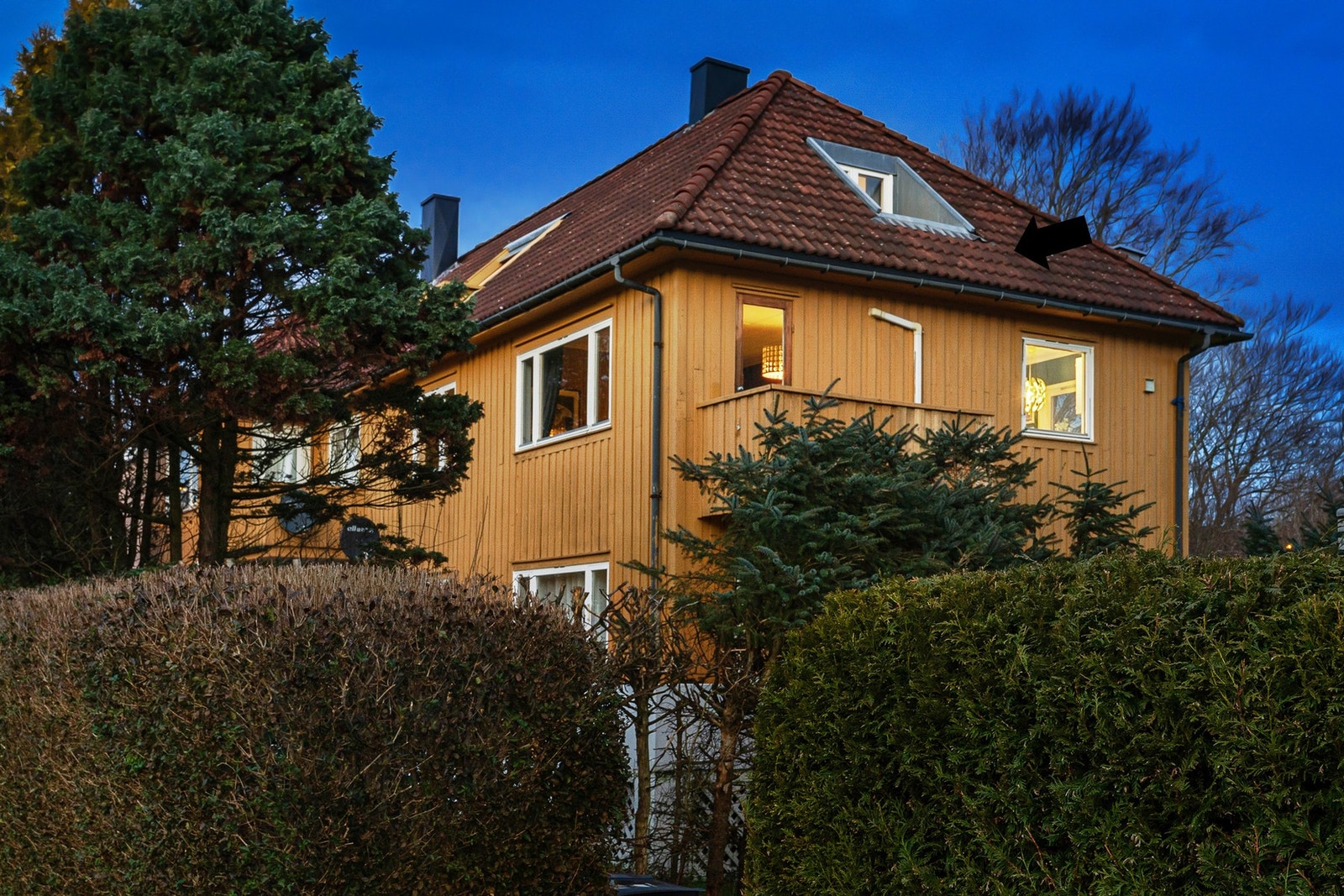 Leiligheten har to egne balkonger, en mot sør fra stuen og en mot vest fra loftsetasjen. Galleribilde