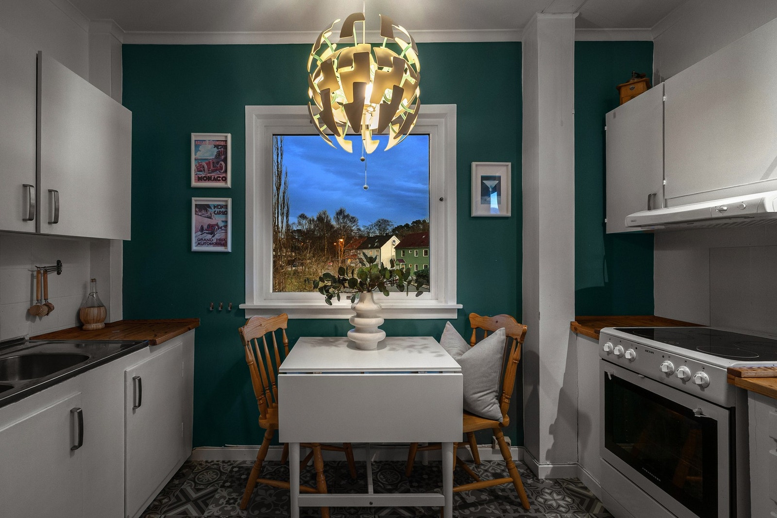 Separat kjøkken med plass til et lite spisebord med vinduet. Galleribilde