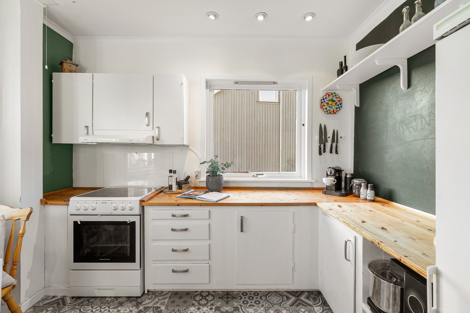 Selv om kjøkkenet ikke er nytt er det veldig funksjonelt og innbydende. Galleribilde