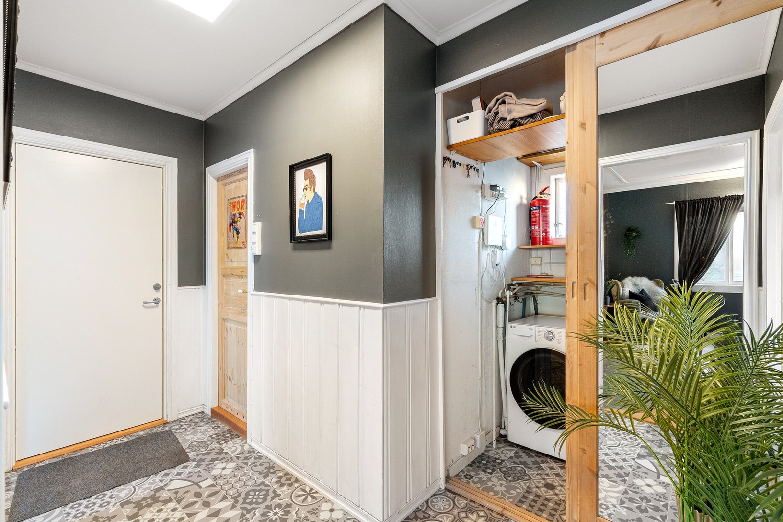 Selger har vaskemaskin oppe i leiligheten, i tillegg er det en felles vaskekjeller som også kan brukes. Galleribilde