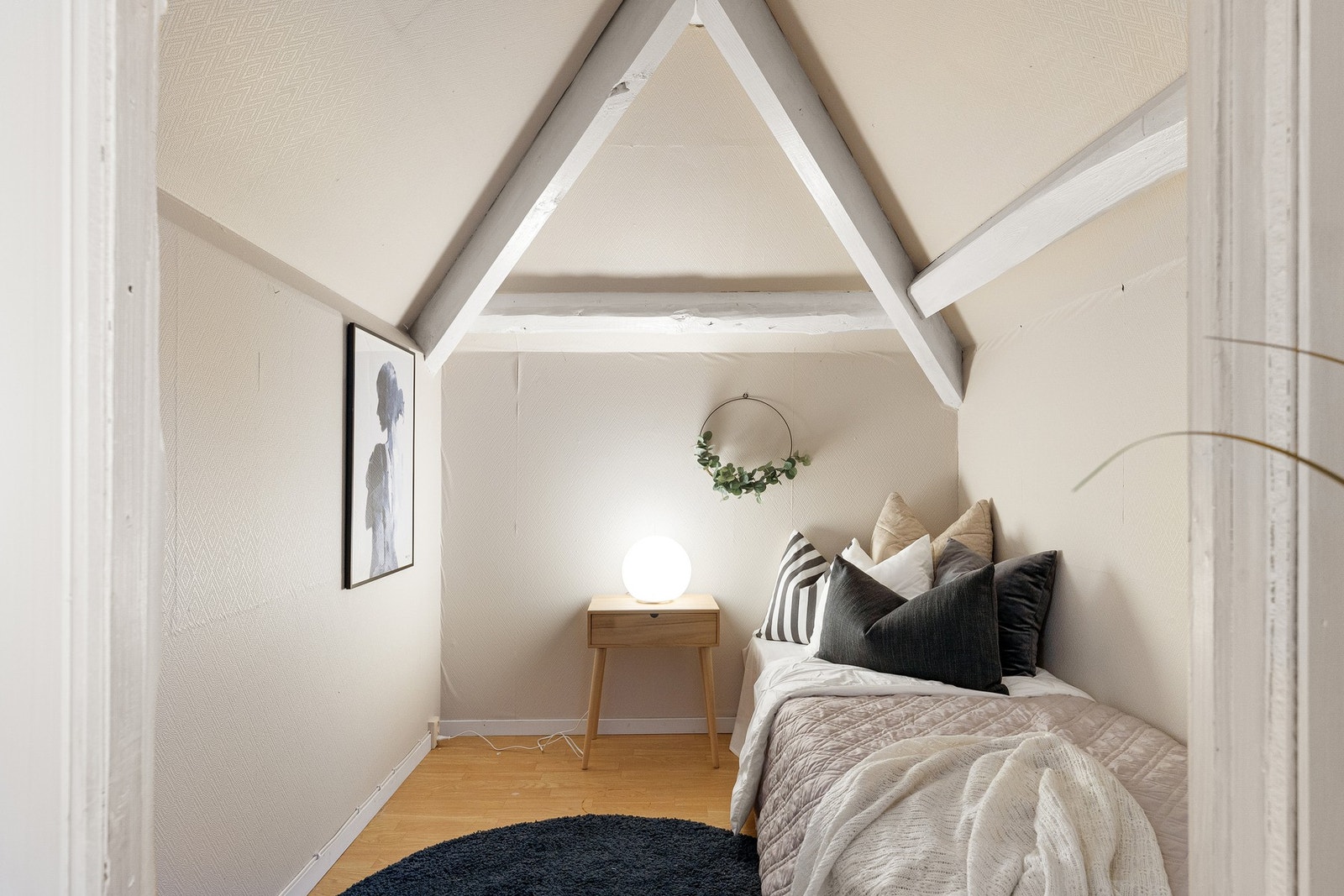 God plass til seng i et innhukk i rommet. Galleribilde