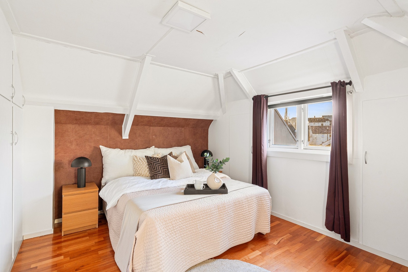 Alle soverommene ligger i loftetasjen. Dette er benyttet som hovedsoverom. Galleribilde