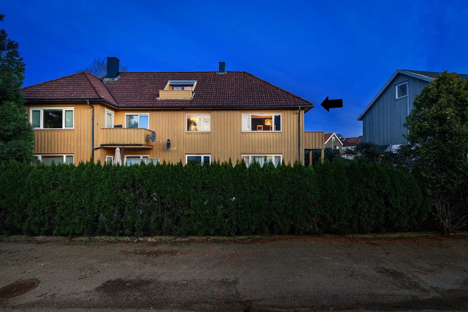 Leiligheten ligger i dette klassiske trehuset fra 1947. Galleribilde