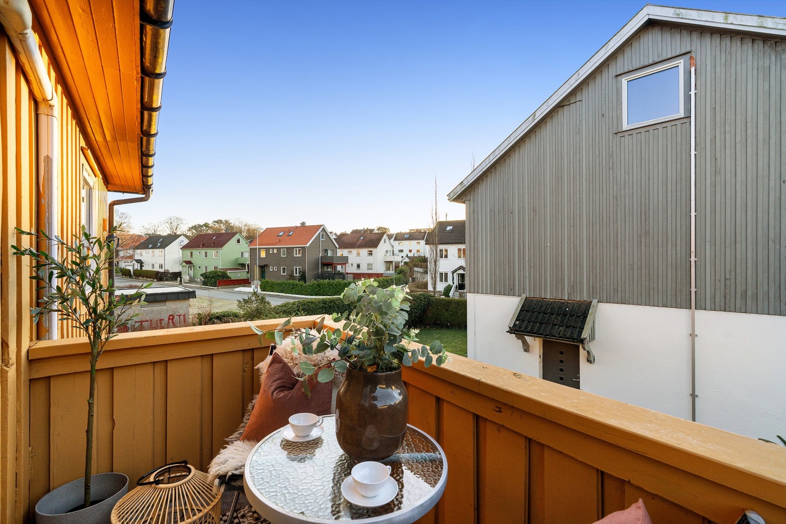 Her kan man nyte en kopp kaffe i rolige omgivelser i morgensolen. Galleribilde