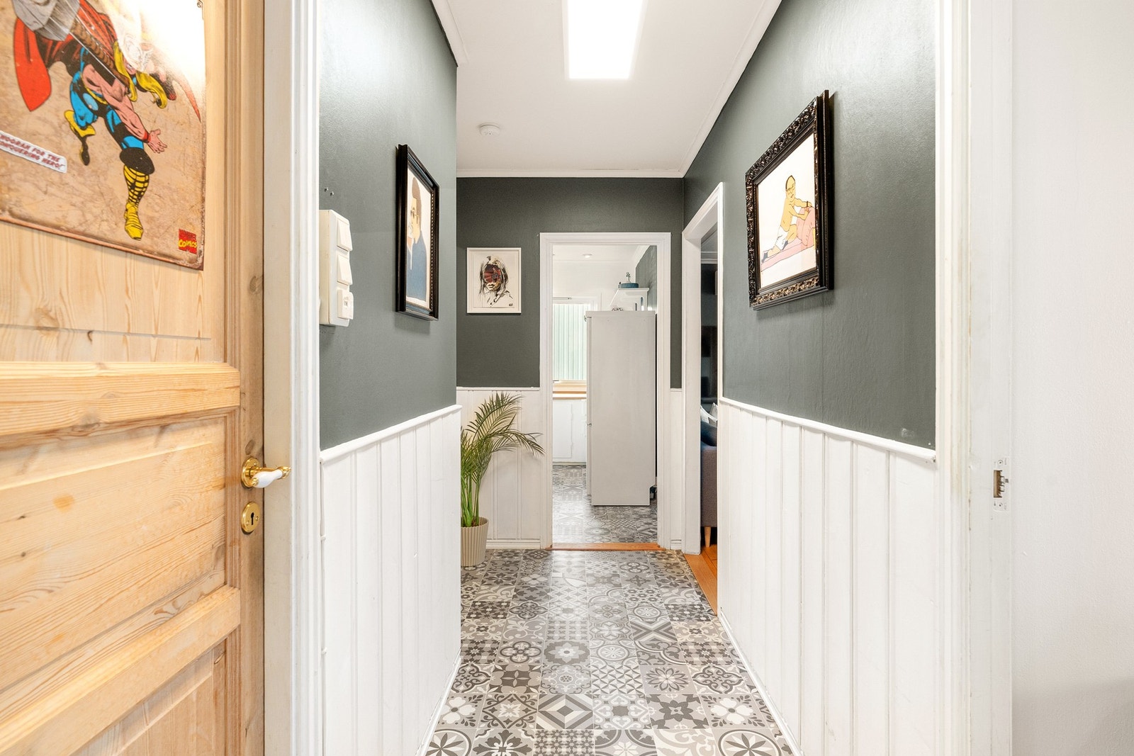 Gang med laminat på gulv. Galleribilde