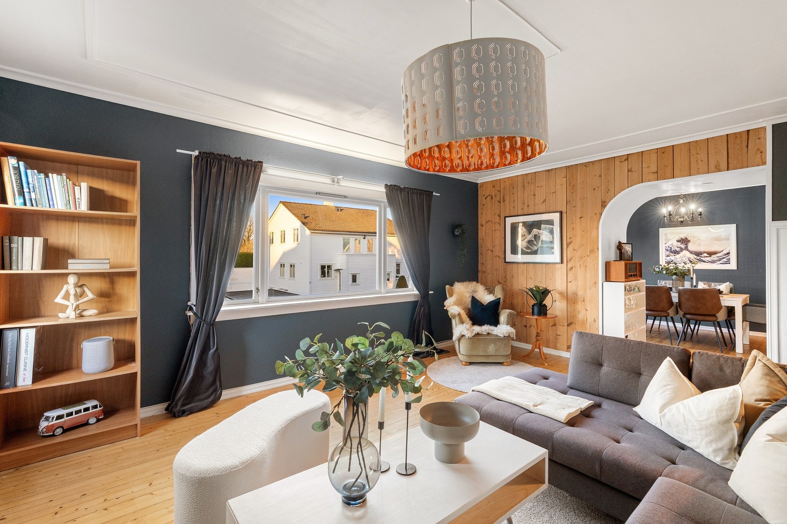 Stor stue med pent furugulv Galleribilde