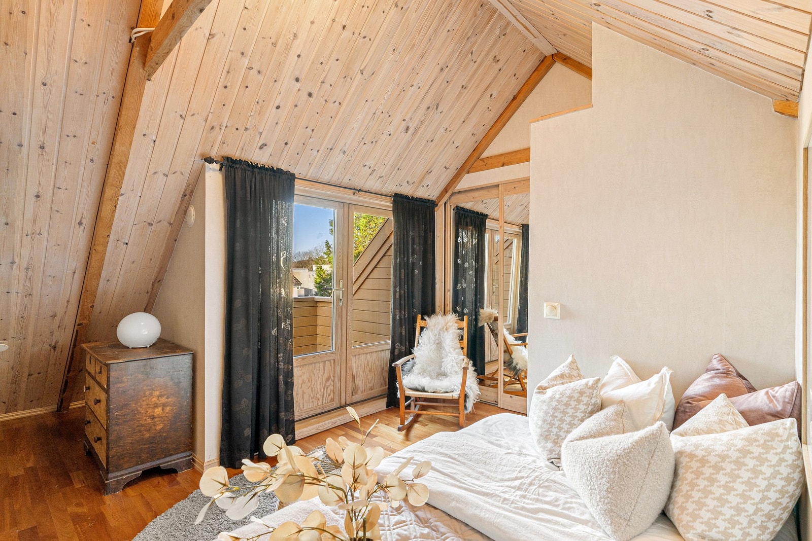 Soverom nr. 2 på loftet med garderobeskap og utgang til balkong Galleribilde