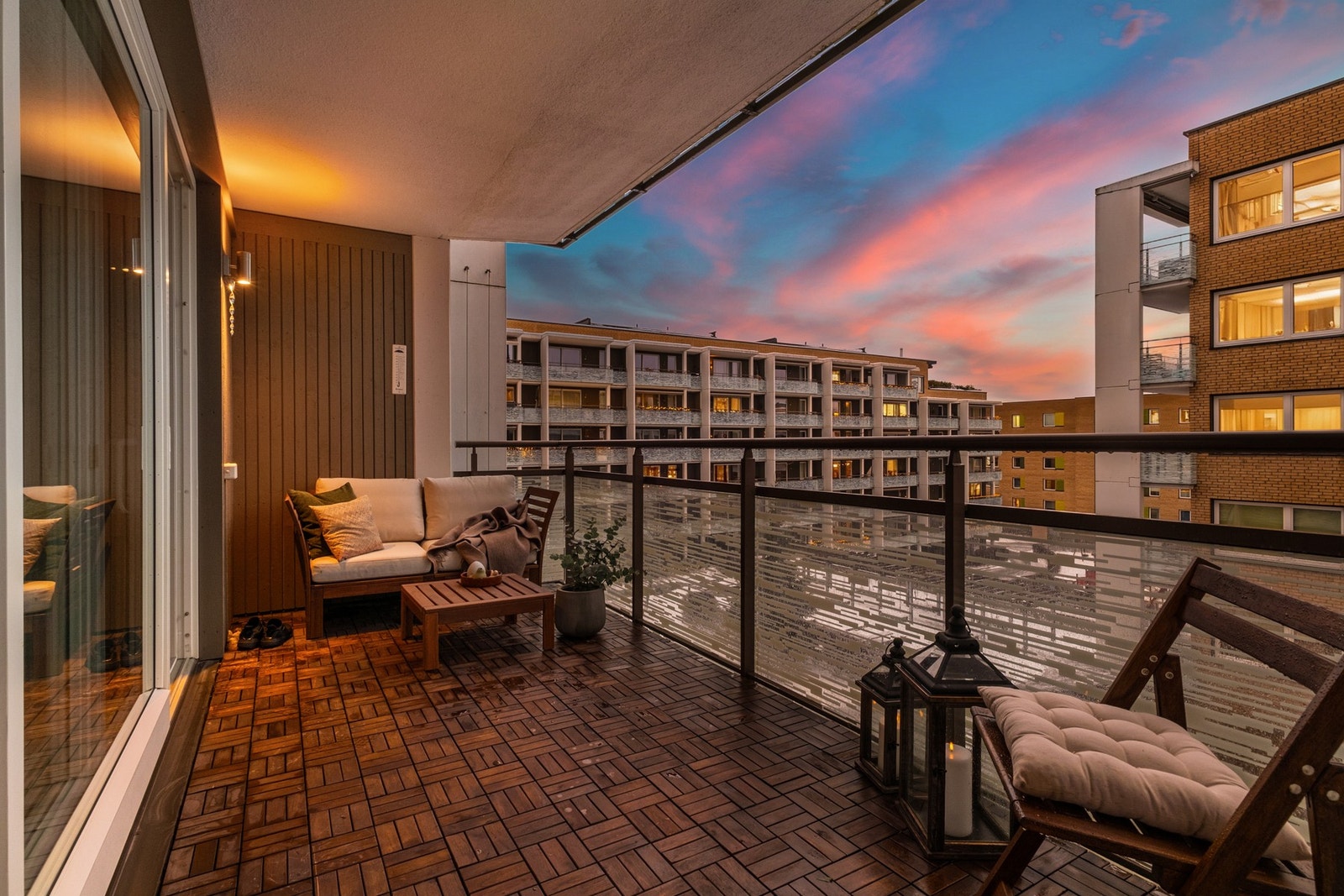 Leiligheten ligger på hjørnet av bygningen. Balkongen på 15 kvm. omfatter både fasade mot syd og fasade mot vest. Galleribilde