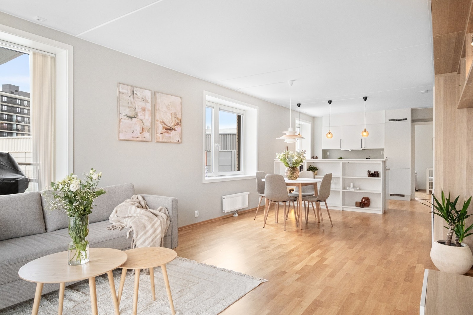 Lyse farger, lune parkettgulv og rikelig med naturlig dagslys skaper en herlig atmosfære i boligen. Galleribilde