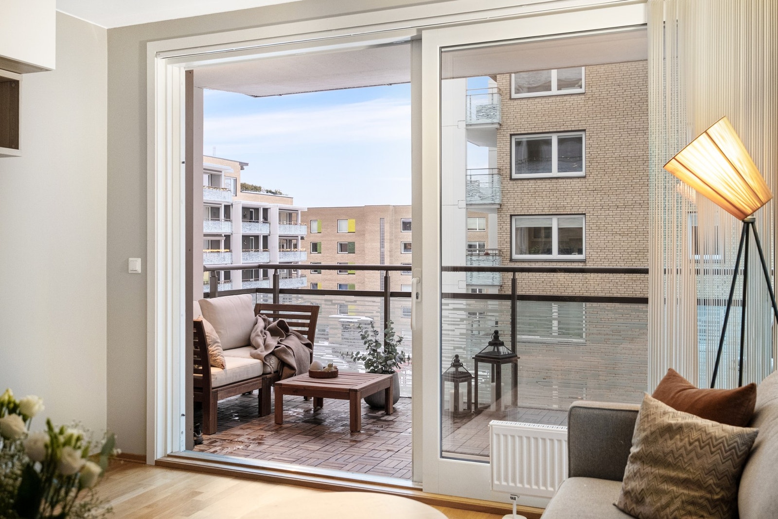 Fra stuen er det utgang til en romslig balkong på hele 15 kvadratmeter. Galleribilde