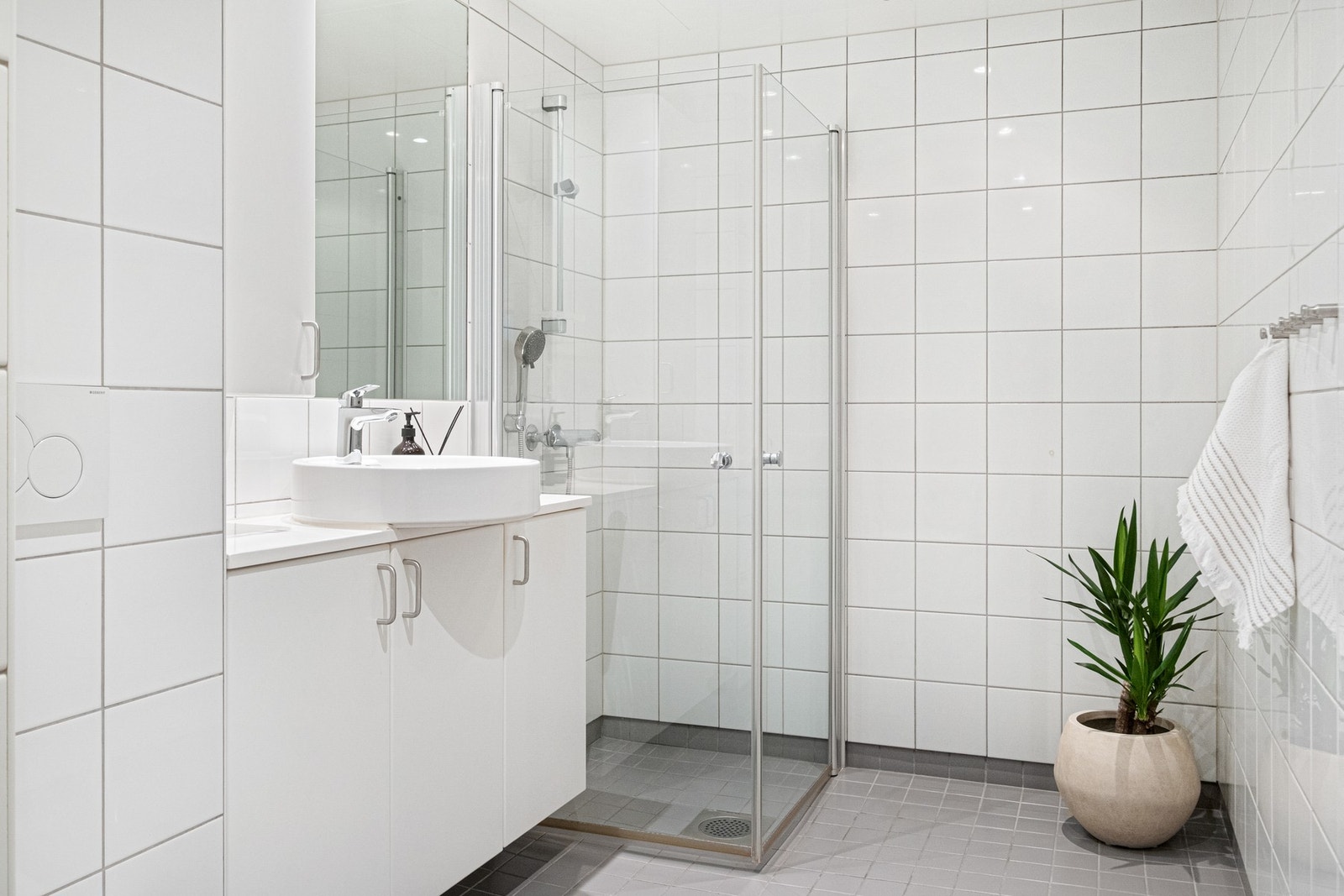 Det lekre badet fikk ny dusj, blandebatteri og servant i 2024. Galleribilde