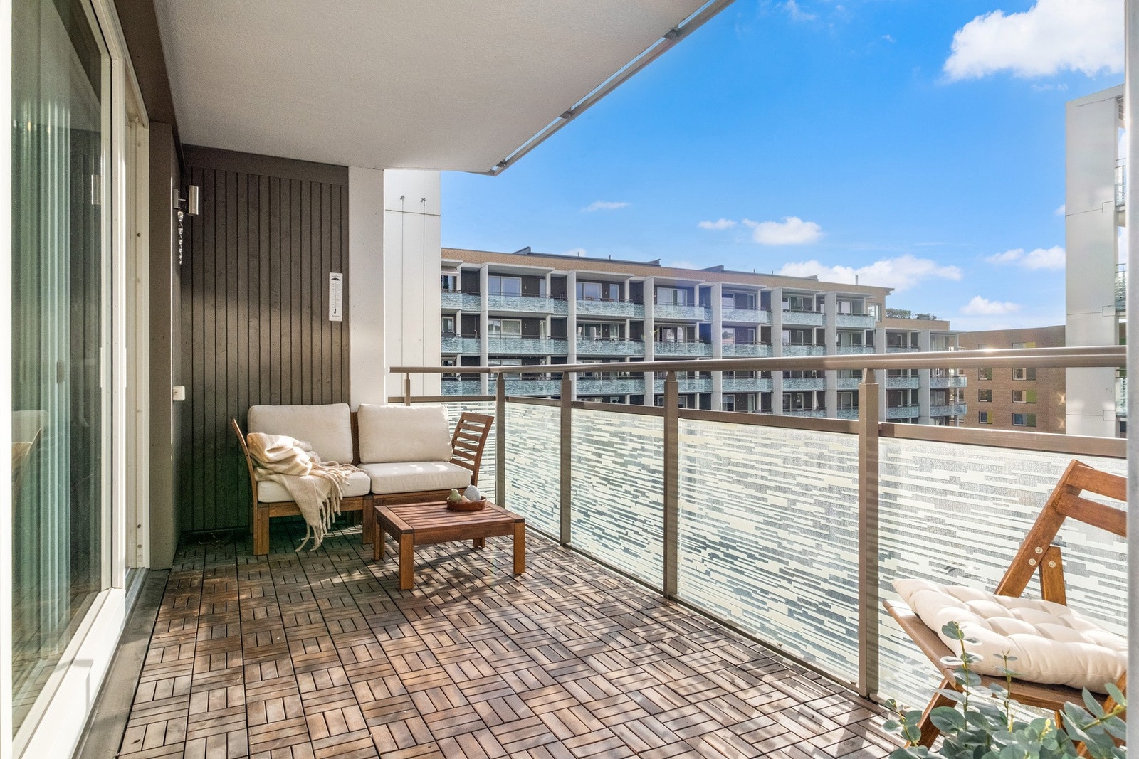 Balkongen har glass i rekkverket med påmontert skjerming mot innsyn. Galleribilde