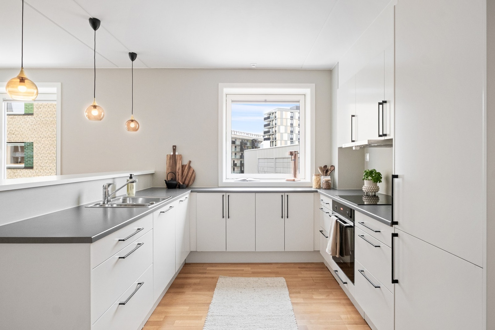 Kjøkkenet har innredning fra HTH. Galleribilde