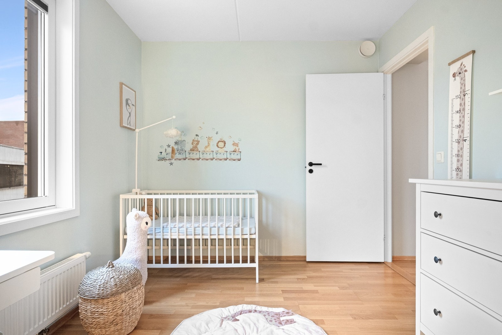 Soverommene har de samme, lune parkettgulvene som resten av boligen. Galleribilde