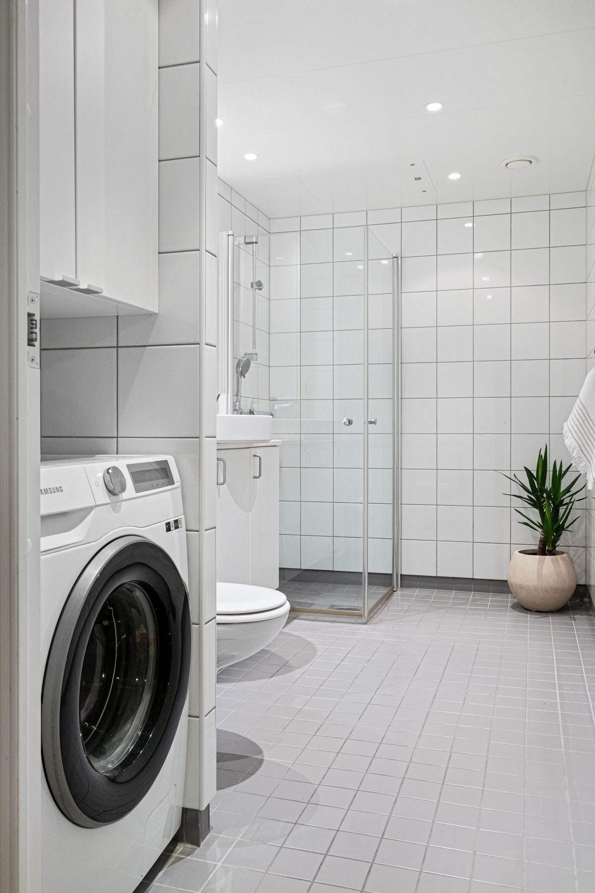 På badet er det en egen nisje med opplegg for vaskemaskin. Vaskemaskinen følger boligen ved salg. Galleribilde