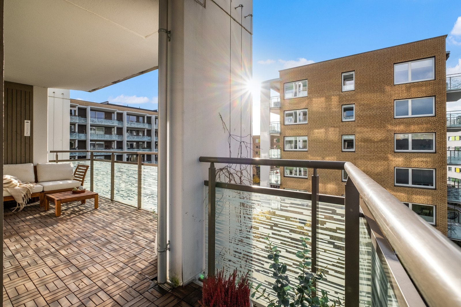 Den store balkongen legger til rette for et godt "uteliv" i den varme årstiden. Galleribilde