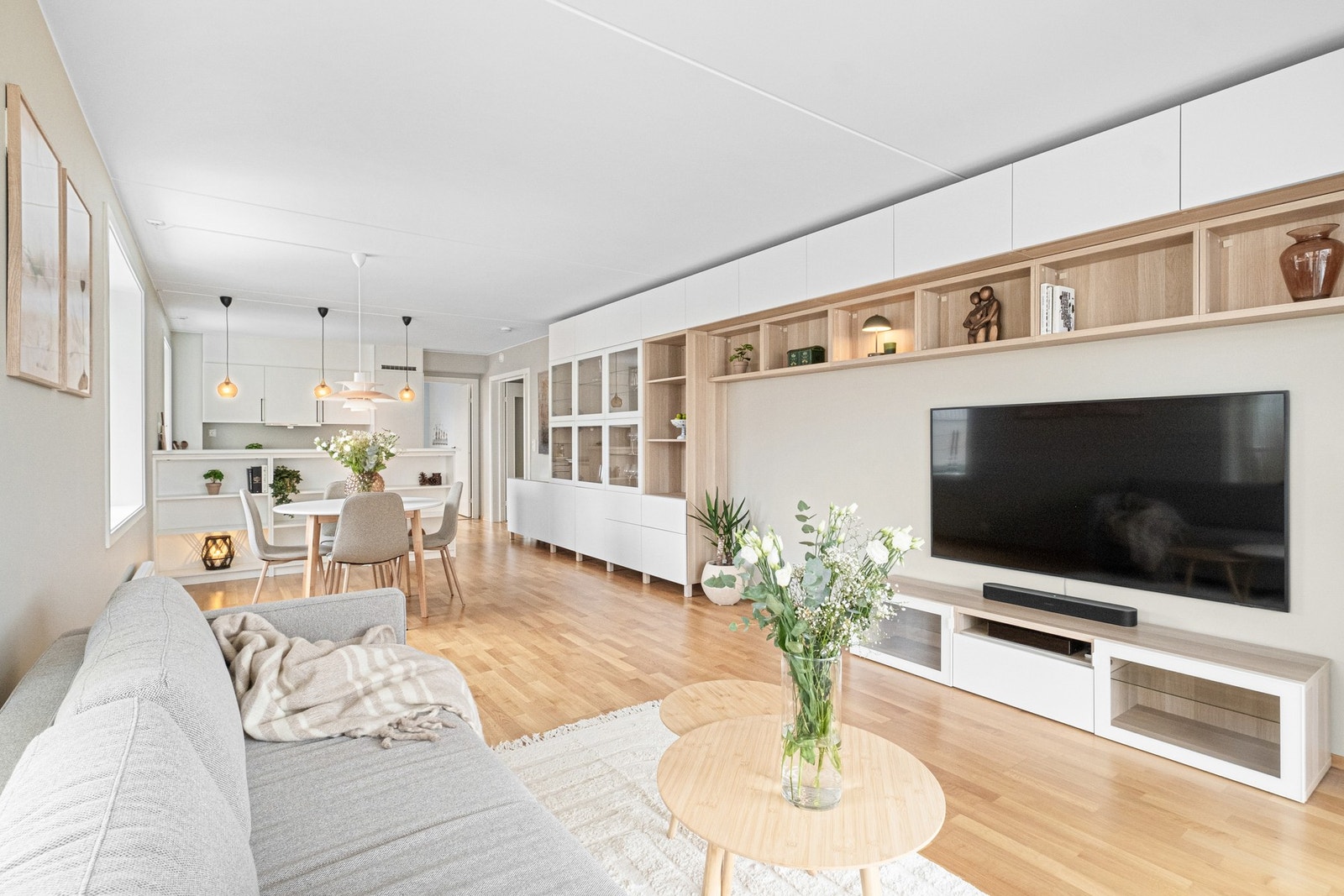 Den sosiale sonen og "hjertet" i boligen har en herlig, åpen og luftig atmosfære. Galleribilde