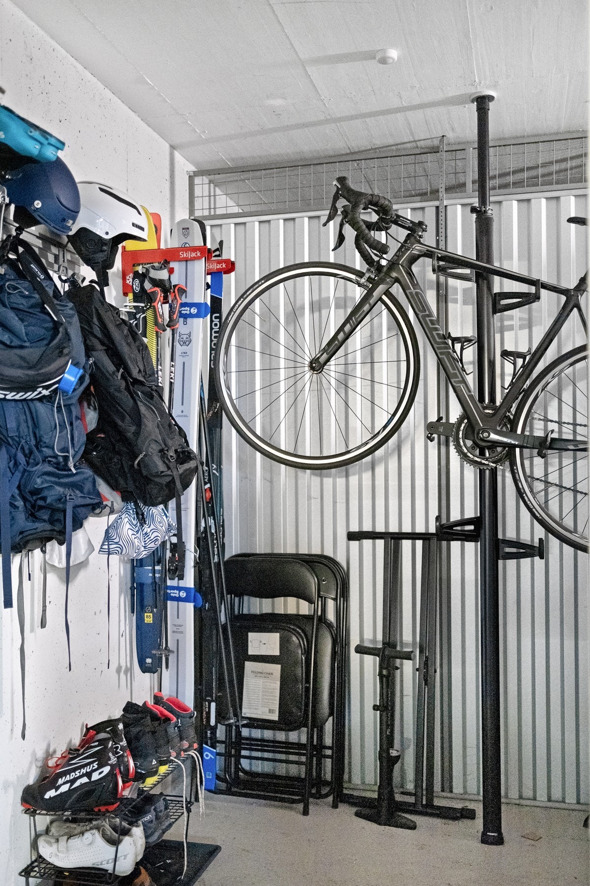 Det er god lagringsplass i boligen og i en ekstern bod ved parkeringsplassen. Galleribilde