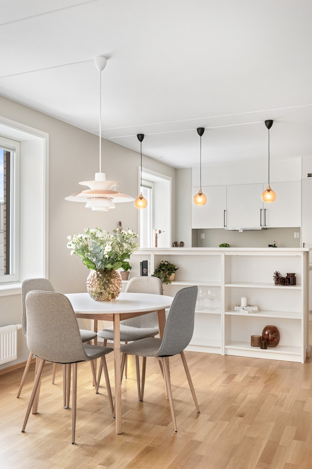 Det er plass til spisebord i stuen. Galleribilde