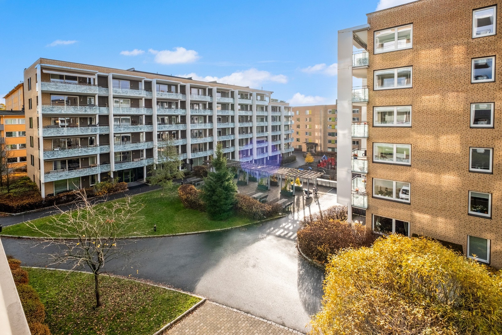 Det er nydelige grøntarealer mellom bygningene. Galleribilde