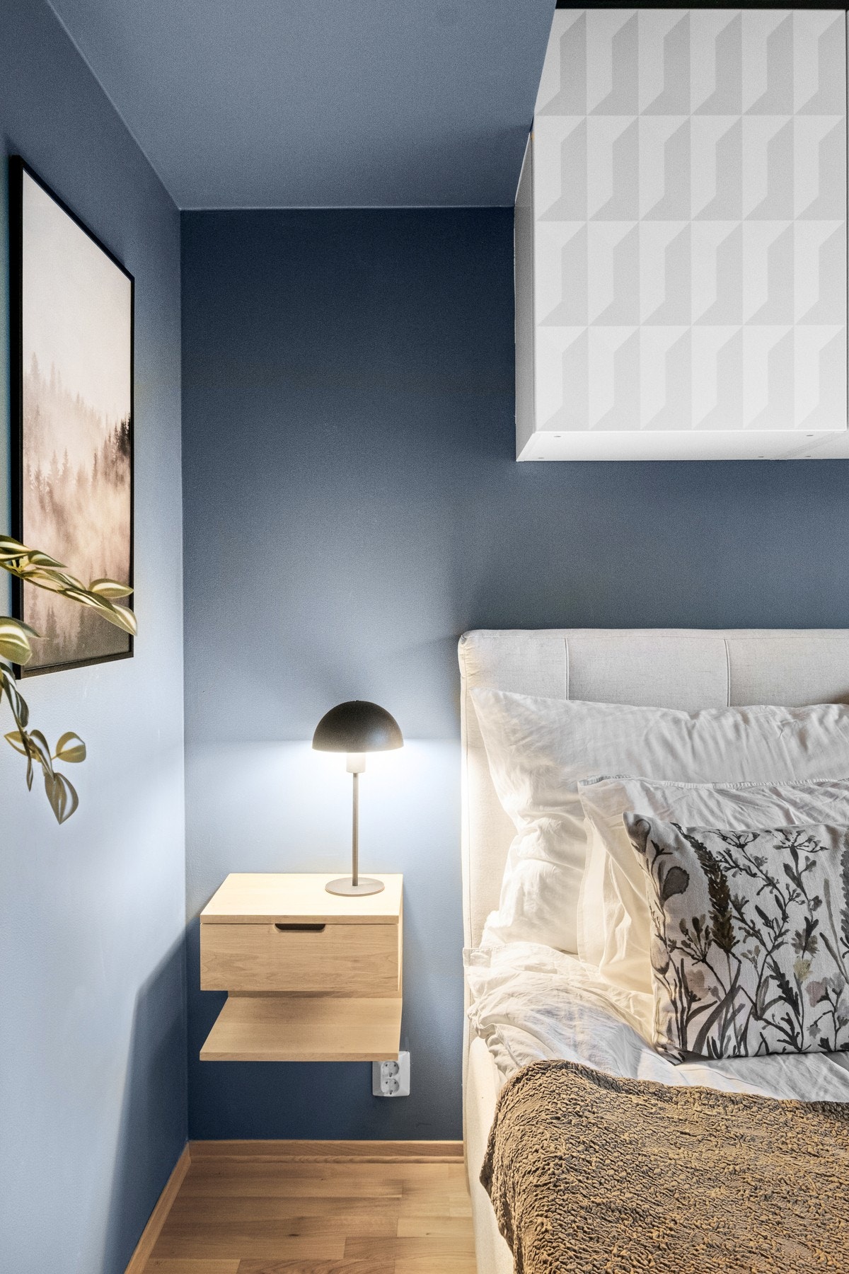 Soverommene har plass til seng, oppbevaringsløsninger og ulikt soveromsmøblement. Galleribilde